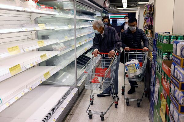 Покупатели в масках в супермаркете в Гонконге, Китай. - Sputnik Молдова