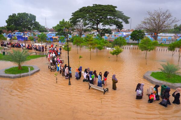 Эвакуация во время наводнения в Индонезии. - Sputnik Молдова