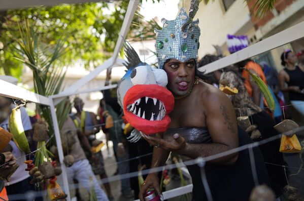 Участник венесуэльского карнавала с куклой из папье-маше во время фиесты &quot;Похороны Сардины&quot;. - Sputnik Молдова