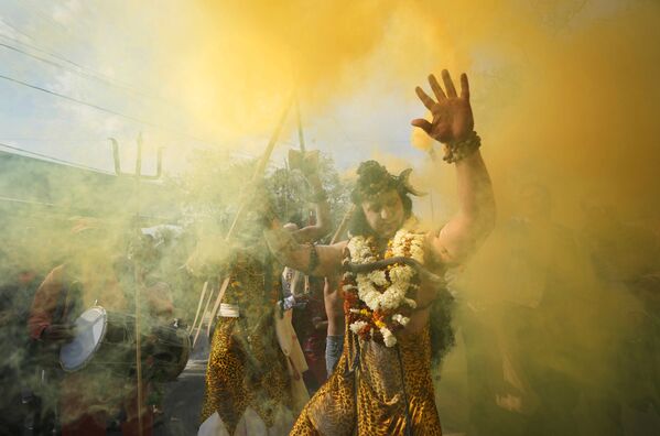 Верующий, одетый как индуистский бог Шива, участвует в процессии накануне фестиваля Шивратри в индийском Джамму. - Sputnik Молдова
