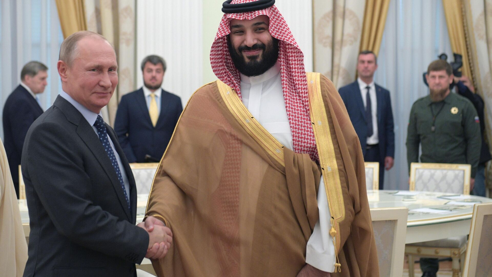 Президент РФ В. Путин встретился с наследным принцем Саудовской Аравии М. ибн Салманом Аль Саудом - Sputnik Молдова, 1920, 07.04.2023