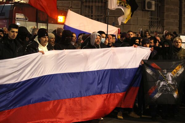 Participanții la un miting popular în sprijinul Rusiei la Belgrad. - Sputnik Moldova-România