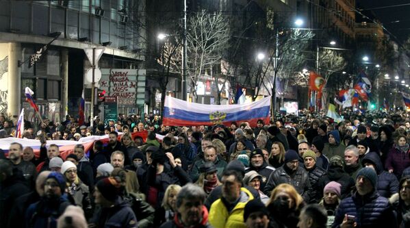 Participanții la un miting popular în sprijinul Rusiei la Belgrad. - Sputnik Moldova-România