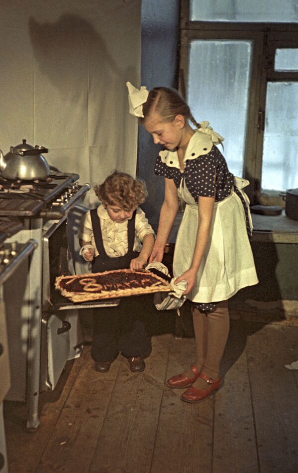 Дети испекли  пирог, подарок  маме в честь 8 марта, 1958 год - Sputnik Молдова