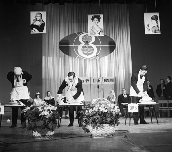 Работающие на электровакуумном заводе мужчины на представлении в честь Международного женского дня 8 марта, 1974 год - Sputnik Молдова