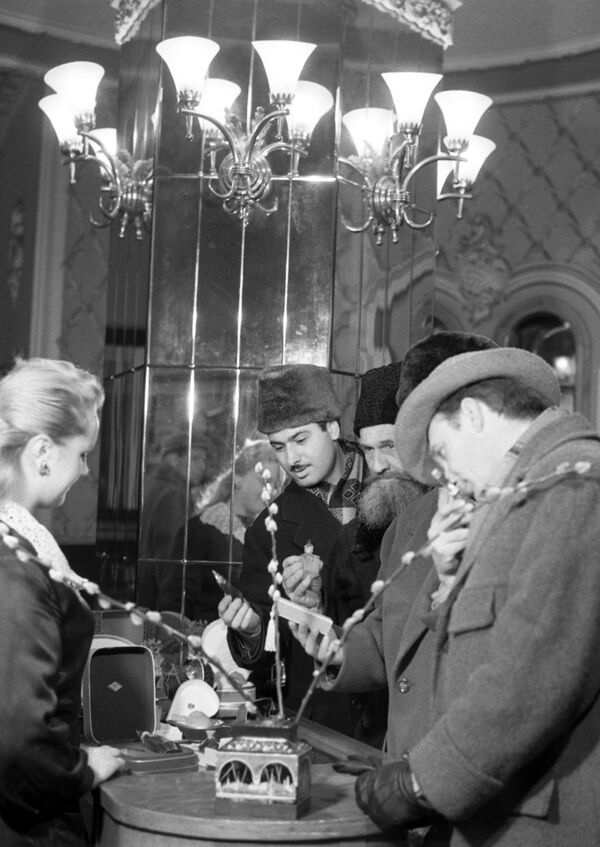 Накануне праздника 8 Марта, мужчины выбирают подарки для женщин, Латвийская ССР, 1962 год - Sputnik Молдова