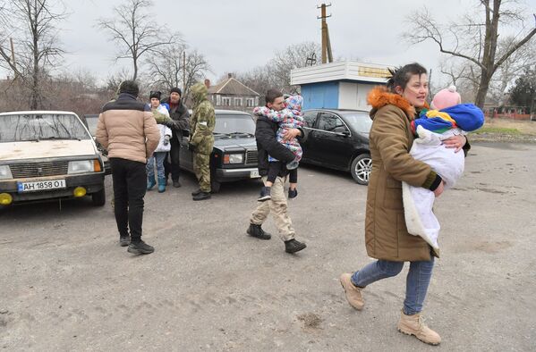 Refugiați din Mariupol care au reușit să părăsească orașul în pofida bombardamentelor care au loc acolo. Locuitorii nu pot fi evacuați din oraș prin intermediul coridoarelor umanitare, deoarece partea ucraineană nu poate garanta un regim de încetare a focului. - Sputnik Moldova-România