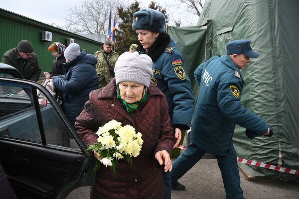 Una dintre locuitorii din Mariupol, care a părăsit în mod independent orașul trecând coridorului umanitar, la centrul pentru refugiați, care a fost organizat de angajații Ministerului Situațiilor de Urgență al RPD, în satul Bezymennoye, raionul Novoazovsky. - Sputnik Moldova-România