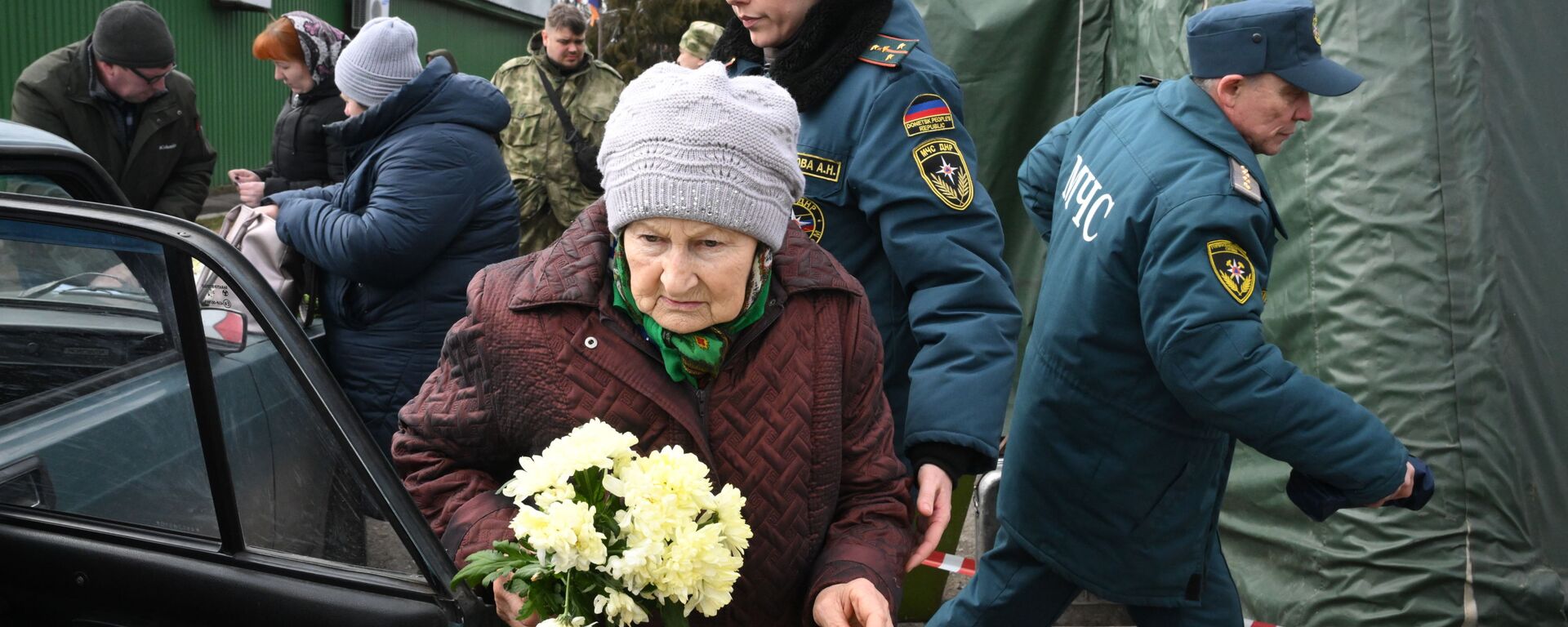 Одна из жительниц Мариуполя, самостоятельно покинувших город по гуманитарному коридору, на пункте встречи беженцев - Sputnik Молдова, 1920, 07.03.2022