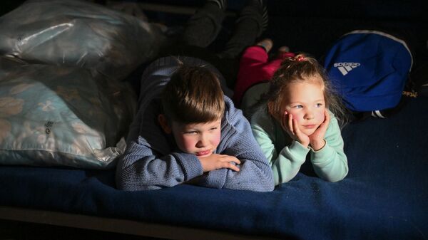 Дети в специальном пункте для беженцев, который организовали сотрудники МЧС ДНР, в селе Безыменное в Новоазовском районе - Sputnik Moldova