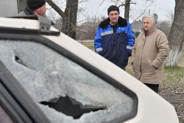 Жители Мариуполя покидали город в основном на личном транспорте, но кто-то шел и пешком. - Sputnik Молдова