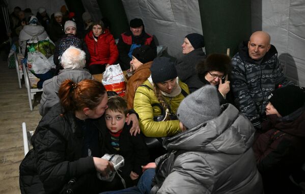 Для встречи беженцев был организован пункт приема в селе Безыменное в Новоазовском районе Донецкой области. - Sputnik Молдова