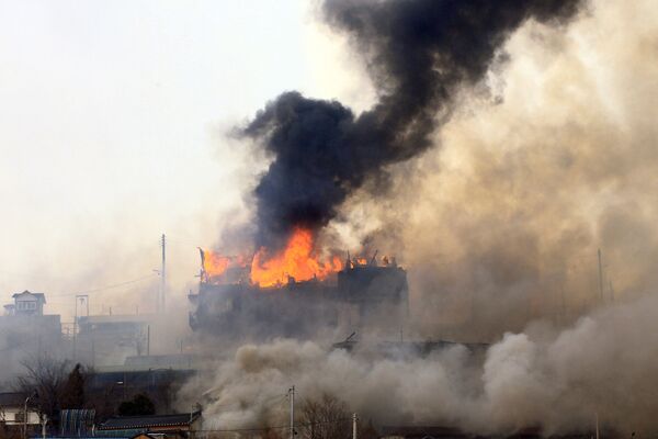 Лесной пожар уничтожает дома в Тонхэ 5 марта 2022 года. - Sputnik Молдова