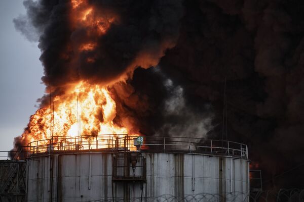 Explozie la un depozit de produse petroliere din Luhansk. Depozitul ar fi fost atacat de forțele armate ucrainene, folosind sistemul de rachete - Sputnik Moldova
