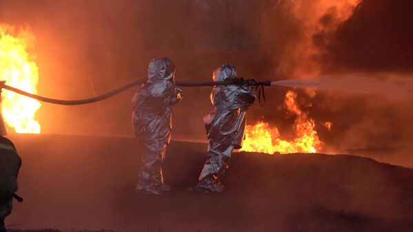 Explozie la un depozit de produse petroliere din Luhansk, după atacatul forțelor armate ucrainene. - Sputnik Moldova