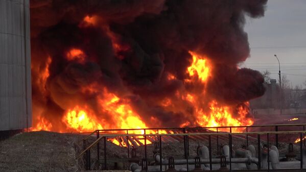 Explozie la un depozit de produse petroliere din Luhansk, după atacatul forțelor armate ucrainene. - Sputnik Moldova