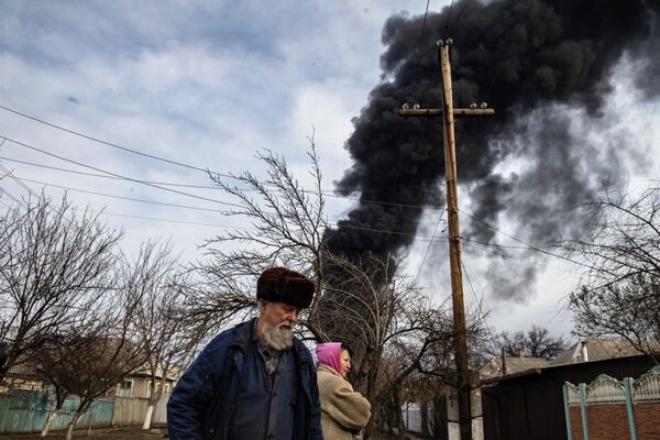 Incendiu la un depozit de petrol din Lugansk. Potrivit reprezentanților RPL, incendiul a avut loc ca urmare a unui atac cu rachete asupra depozitului de petrol de către militarii ucraineni. - Sputnik Moldova-România