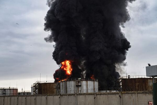 Explozie la un depozit de produse petroliere din Luhansk. Depozitul ar fi fost atacat de forțele armate ucrainene, folosind sistemul de rachete  - Sputnik Moldova