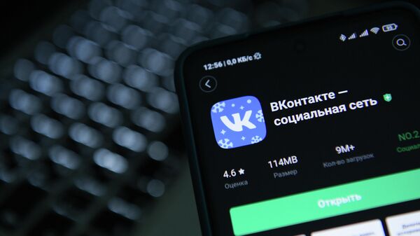 Приложение социальной сети ВКонтакте на экране телефона. - Sputnik Moldova-România
