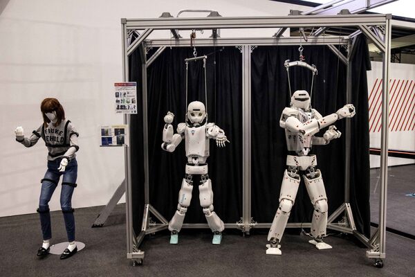 Роботы-гуманоиды Kawasaki, представленные на Международной выставке роботов в Токио 9 марта 2022 года. - Sputnik Молдова