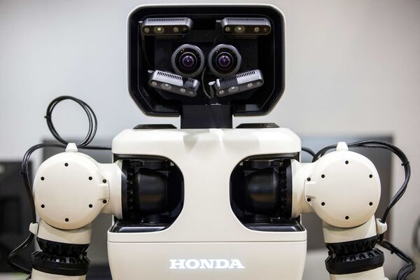 Робот-аватар Honda на Международной выставке роботов в Токио 9 марта 2022 года. - Sputnik Молдова