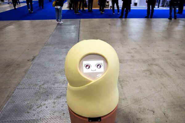 &quot;Куруми&quot;, робот для ухода и медицинской помощи, разработанный Syblab, бродит по залу на Международной выставке роботов в Токио 9 марта 2022 года. - Sputnik Молдова