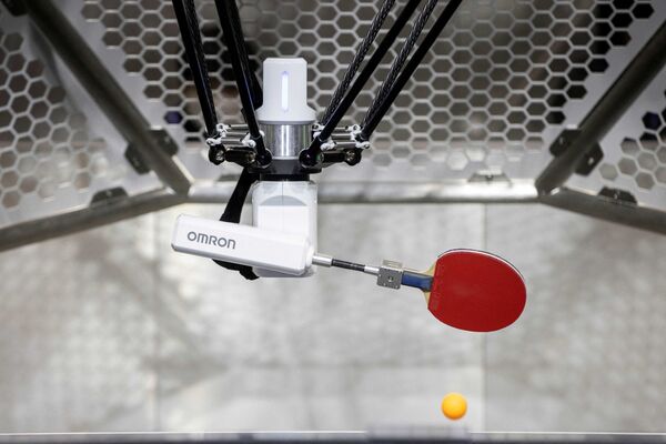 Робот для настольного тенниса, разработанный производителем деталей для автоматизации Omron, наносит удар по мячу во время демонстрации на Международной выставке роботов в Токио 9 марта 2022 года. - Sputnik Молдова