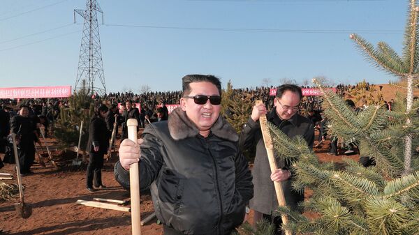 Северокорейский лидер Ким Чен Ын принимает участие в мероприятии по посадке деревьев с участниками 2-й конференции секретарей первичных комитетов Рабочей партии Кореи - Sputnik Молдова