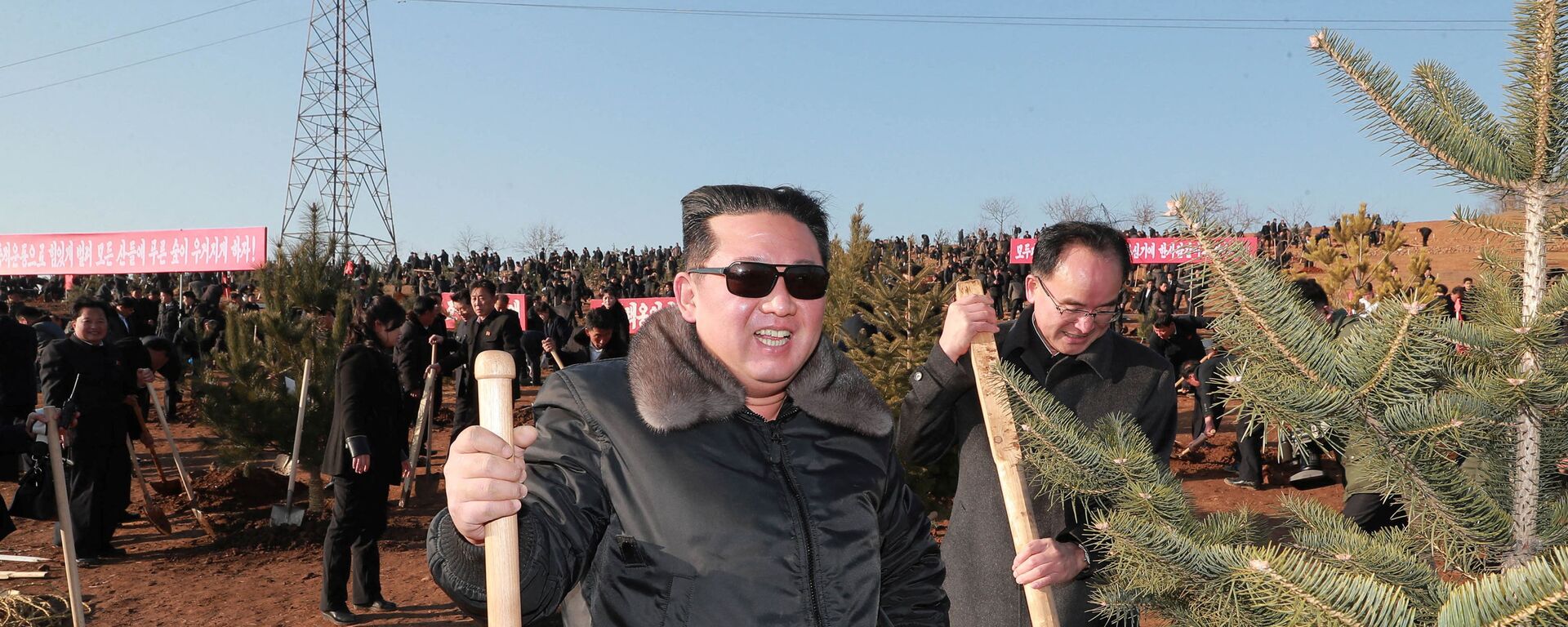 Северокорейский лидер Ким Чен Ын принимает участие в мероприятии по посадке деревьев с участниками 2-й конференции секретарей первичных комитетов Рабочей партии Кореи - Sputnik Молдова, 1920, 10.03.2022