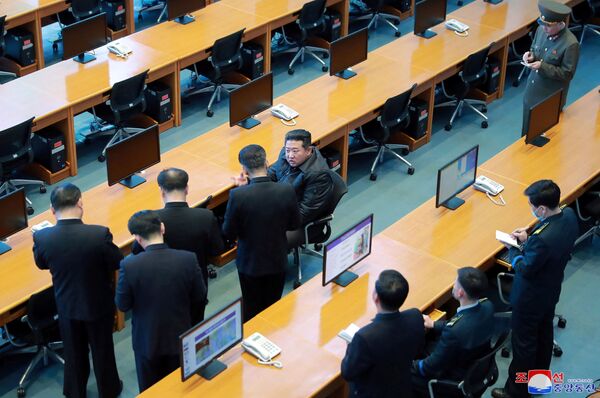 Ким Чен Ын слушает доклад о недавних испытаний спутниковой системы. - Sputnik Молдова