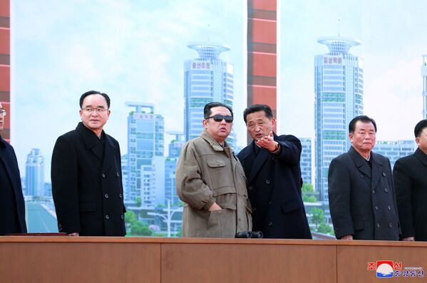 Северокорейский лидер Ким Чен Ыннаблюдает за процессом закладки фундамента для строительства квартир в районе Хвасон. - Sputnik Молдова