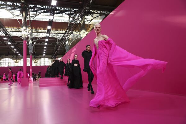 Modelele defilează în rochii din colecția de modă Valentino Ready To Wear Toamna/Iarna 2022-2023, prezentată în timpul Săptămânii Modei de la Paris, duminică, 6 martie 2022. - Sputnik Moldova-România