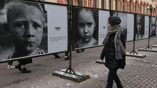 Выставка на московском Арбате Посмотри в глаза Донбассу с фотографиями детей из зоны боевых действий в Донбассе - Sputnik Молдова