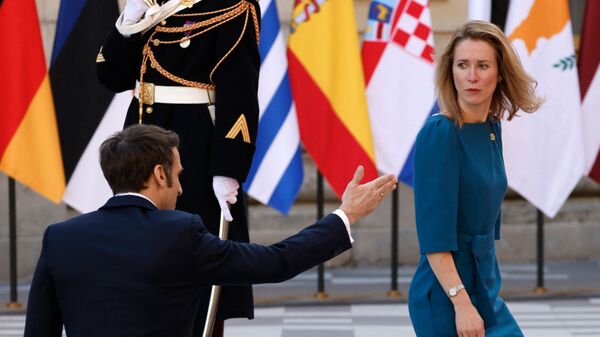 Президент Франции Эммануэль Макрон приветствует премьер-министра Эстонии Каю Каллас в Версальском дворце - Sputnik Молдова