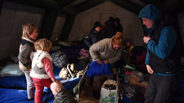 Беженцы из Мариуполя в пункте оказания помощи эвакуированному населению, который организован МЧС ДНР в селе Безыменное Новоазовского района - Sputnik Молдова