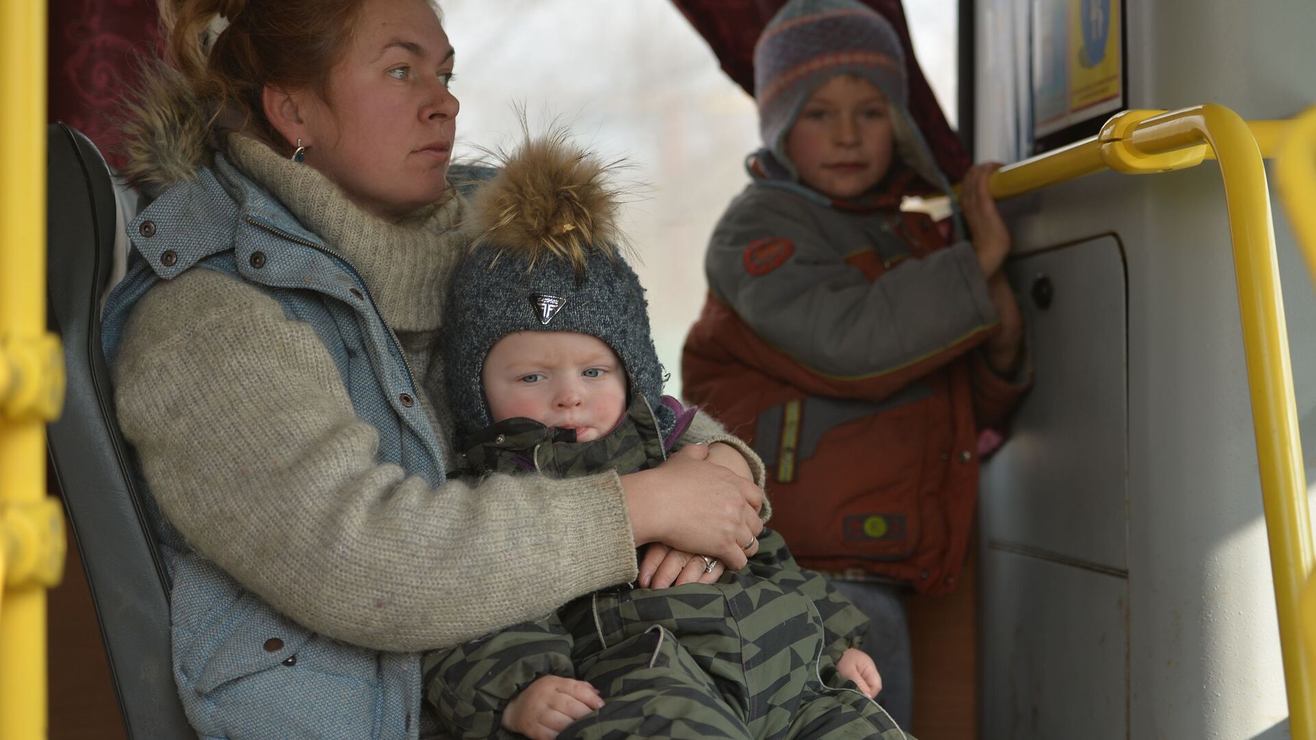 Беженцы из Мариуполя в автобусе недалеко от пункта оказания помощи эвакуированному населению, который организован МЧС ДНР в селе Безыменное  - Sputnik Moldova, 1920, 12.03.2022