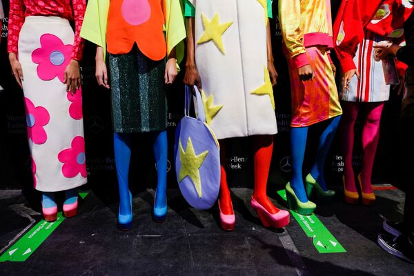 Модели в нарядах от испанского дизайнера Агаты Руис де ла Прада ждут за кулисами Недели моды Mercedes Benz в Мадриде, Испания, 10 марта 2022 года. - Sputnik Молдова