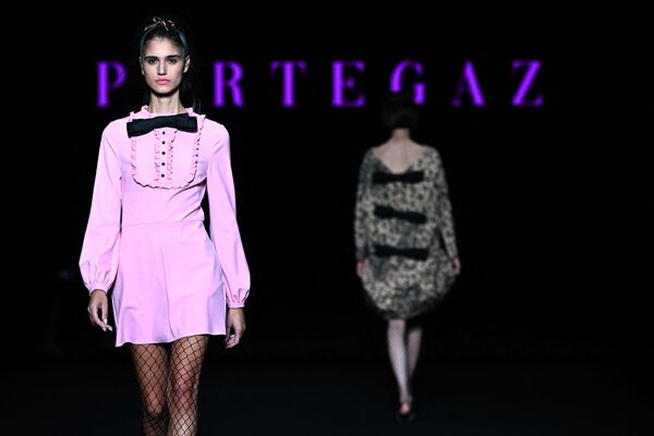 Модель представляет творение испанского бренда Pertegaz во время показа коллекции осень-зима 2022-2023 на Неделе моды Mercedes Benz Fashion Week в Мадриде 10 марта 2022 года. - Sputnik Молдова
