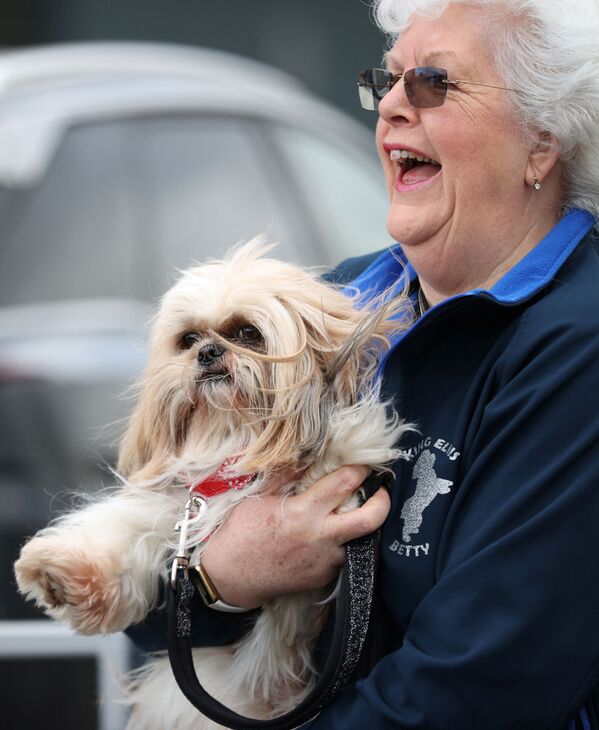 Женщина несет свою ши-тцу по прибытии в первый день выставки собак Крафтс в Бирмингеме, Великобритания, 10 марта 2022 года. - Sputnik Молдова