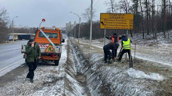 Indicatoarele rutiere pentru ghidarea refugiaților din Ucraina spre punctele de trecere a frontierei cu România - Sputnik Moldova