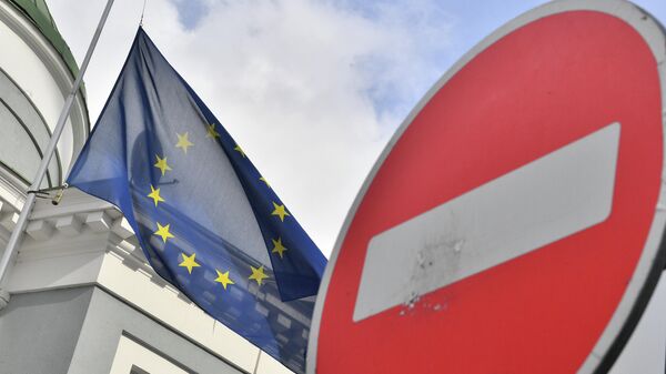 Флаг ЕС у здания представительства Европейского Союза в Москве. - Sputnik Молдова