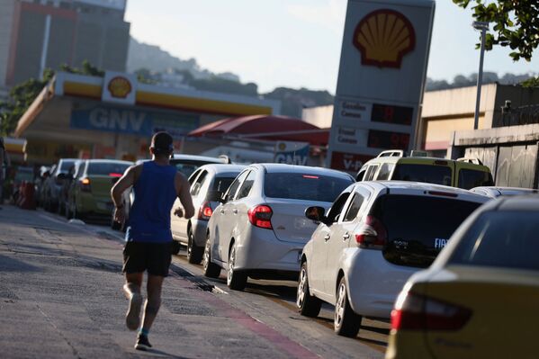 Очередь на заправочной станции Shell после объявления о повышении цен на топливо в Рио-де-Жанейро, Бразилия. - Sputnik Молдова