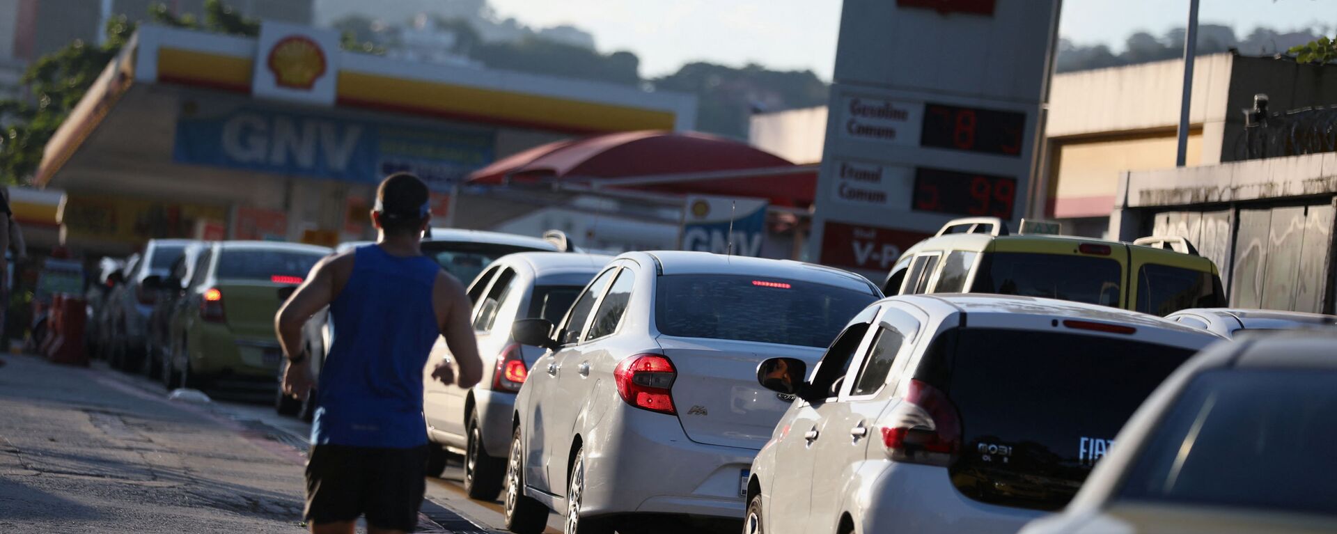 Очередь на заправочной станции Shell после объявления о повышении цен на топливо в Рио-де-Жанейро, Бразилия - Sputnik Молдова, 1920, 14.03.2022