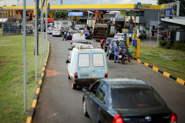 Водители выстраиваются в очередь у заправочной станции после объявления обновленных цен на топливо в Бразилиа. - Sputnik Молдова