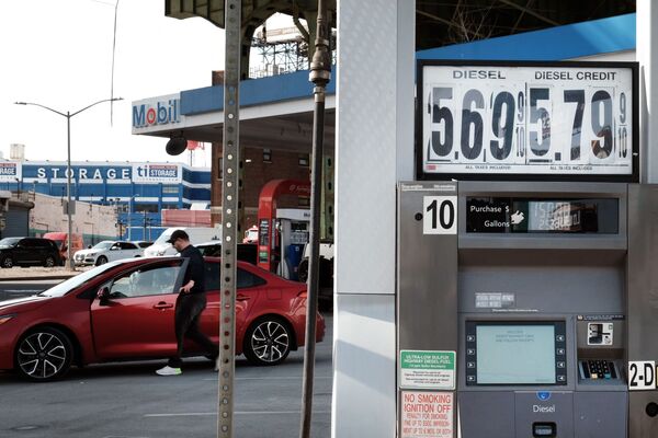 Prețurile benzinei sunt afișate la o benzinărie din Brooklyn, 8 martie 2022,  New York City. - Sputnik Moldova-România