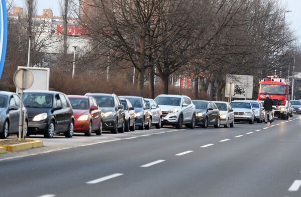 Автомобилисты стоят в очереди на автозаправочной станции, чтобы заправиться топливом до полуночи в Загребе. - Sputnik Молдова