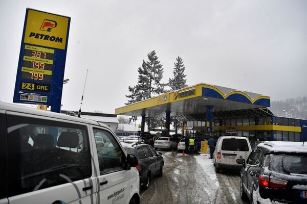 Se văd cozi la o benzinărie din Gura-Humorului, România, 10 martie 2022. - Sputnik Moldova-România