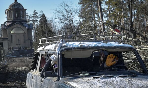 Un localnic părăsește Volnovaha cu automobilul său. - Sputnik Moldova