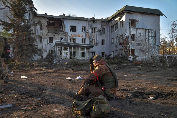 Un luptător al Miliției Populare a RPD în apropierea clădirii spitalului orașului, care a fost distrusă ca urmare a bombardamentelor din Volnovaha. - Sputnik Moldova