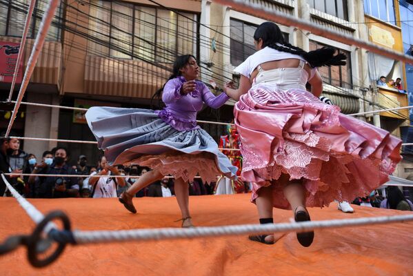 Борцы &quot;чолиты&quot; устраивают представление на улице в Ла-Пасе, Боливия, 12 марта 2022 года. - Sputnik Молдова